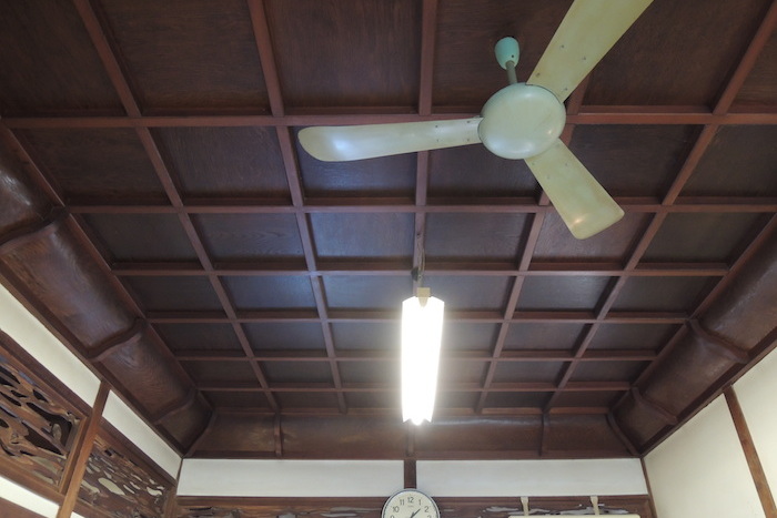 折上格天井にレトロ扇風機